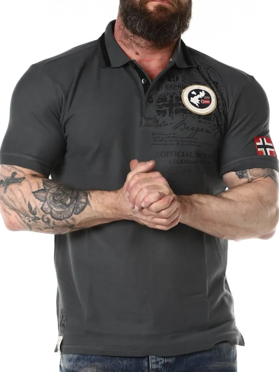 karuen_geo_norway_pik__mr_2-1.webp Karuen Geo Norway Piké - Mørkegrå^Geographical Norway Sale